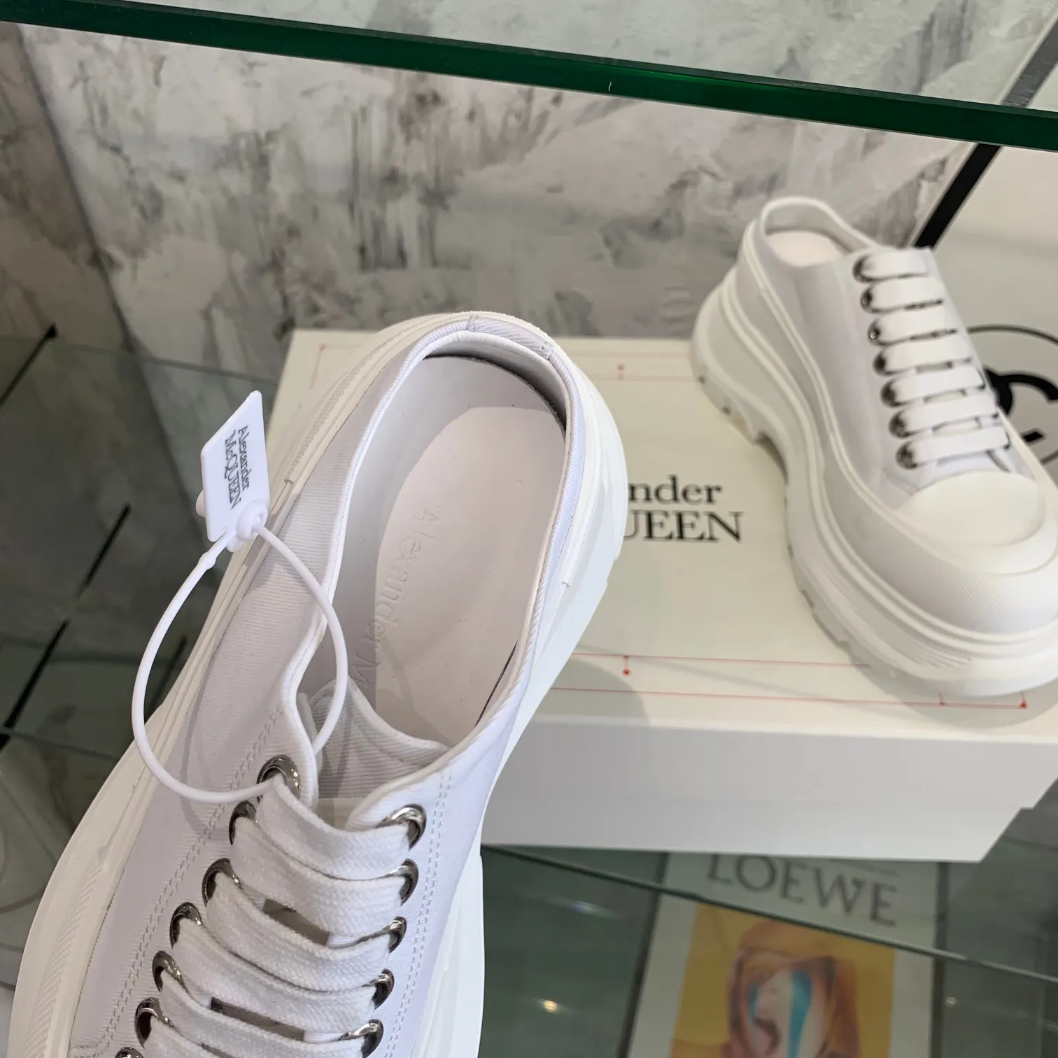 👟👟Ex-factory price 500👟👟 Mc Queen is in stock all year round [Rose] McQueen [Rose] dad shoes [Rose] ss early spring first release‼ ️‼ ️The latest Milan Fashion Week T-stage catwalk model, the unique and personalized design is very classy on the feet, and the round toe design allows the toes to be completely released. I spent a lot of money to buy multiple pairs of the originals and dismantled them and made replicas. Many celebrities such as Guli Nazha, Wu Lei, and Internet celebrity bloggers have endorsed Xiaohongshu’s popular products, and the products are sold out at the counters! Fabric: Imported pure cotton fabric Lining: Imported silk sheepskin Feet: Imported silk sheepskin Size: Women's 35-40. Packaging: original full set of packaging, outsole: increased by 5 cm, original outsole